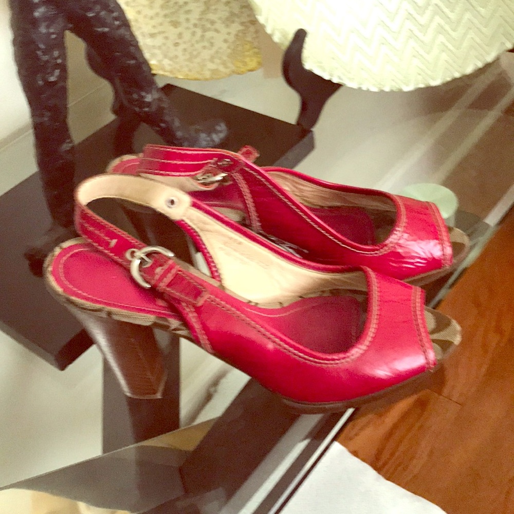 💯 Authentic COACH Hollie Patent Leather Magenta